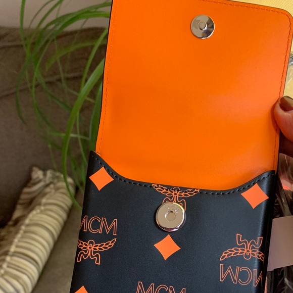 UNISEX🔥Authentic MCM Leather VISETOS logo print phone/card lanyard /Cros… - Picture 10 of 14